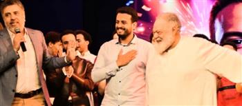 مفاجأة على خشبة القومي.. يحيى الفخراني يحتفل بعيد ميلاد محمد علي حسن