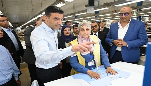 من الأسمنت إلى السكر والملابس.. وزير الصناعة يتفقد قلب الصناعة بالصعيد 