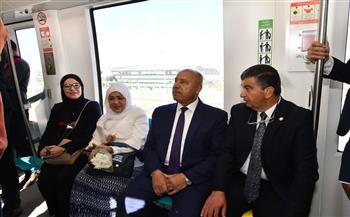 وزير النقل يتفقد المونوريل برحلة من محطة المستثمرين إلى الحي الحكومي بالعاصمة الجديدة