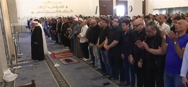 خالد الجندي يؤم المصلين في صلاة الجنازة على جثمان الراحل هاني شاكر بمسجد أبو شقة