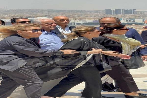 نادية الجندي تواسي أسرة هاني شاكر قبل صلاة الجنازة بمسجد أبو شقة بالشيخ زايد  