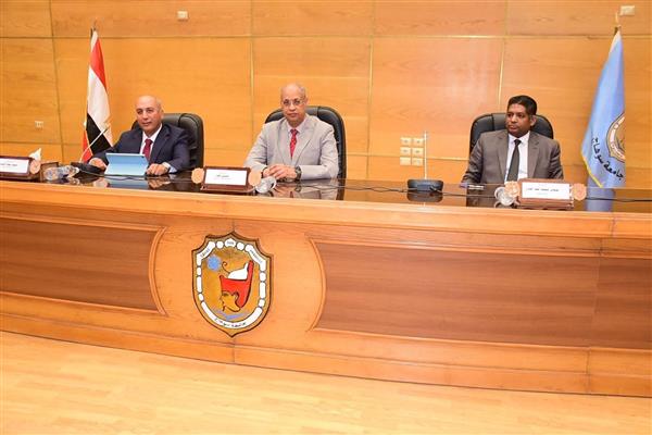 جامعة سوهاج تفتح آفاقًا قانونية جديدة لطلاب الحقوق بندوة عن قضاء الدستورية العليا 