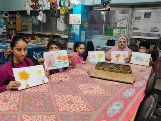 ورشة تعليم الرسم وحكي عن عيد العمال بمكتبة السلام الثقافية