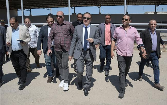 محافظ بورسعيد يتفقد مشروع تربية الماشية ومجزر بورسعيد لمتابعة انتظام العمل