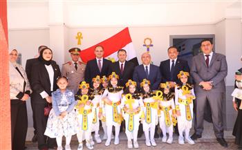 محافظ دمياط يضع إكليلا من الزهور على النصب التذكاري للجندي المجهول احتفالاً بالعيد القومي