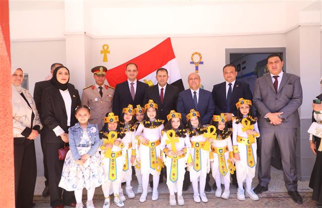 محافظ دمياط يضع إكليلا من الزهور على النصب التذكاري للجندي المجهول احتفالاً بالعيد القومي