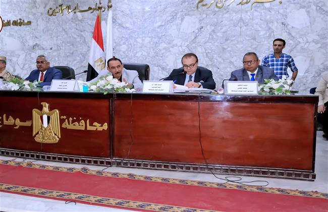 محافظ سوهاج يترأس المجلس التنفيذي ويناقش معدلات الأداء في الملفات الهامة 
