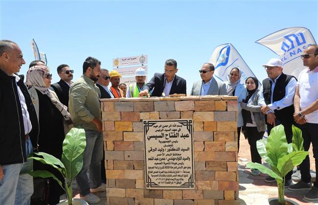 محافظ البحر الأحمر ورئيس هيئة تنمية الصعيد يضعان حجر أساس المرحلة الثالثة لمشروع زراعة نبات الجوجوبا بالغردقة