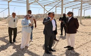 محافظ الوادي الجديد تتفقد أحد مشروعات الاستثمار الزراعي المتكاملة بالخارجة