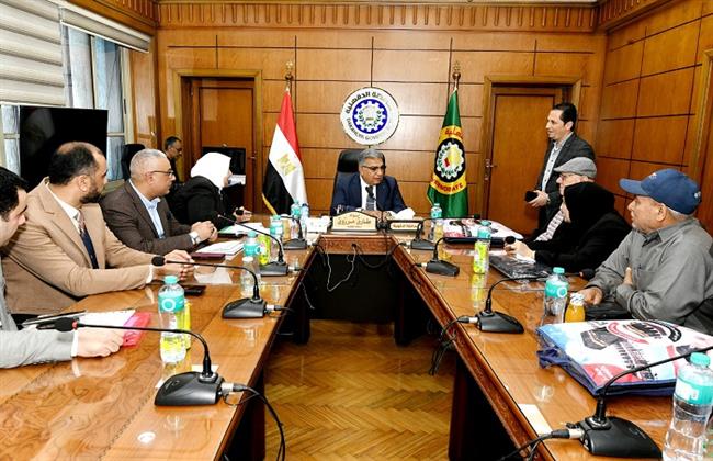 محافظ الدقهلية يسلم 630 حاجًا تأشيرات وتذاكر السفر ويؤكد الالتزام بتعليمات الحج