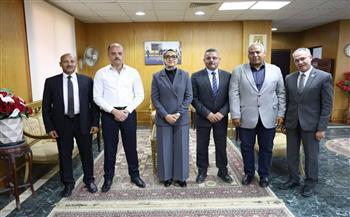 محافظ الوادي الجديد تلتقي وفد "تربل إم" لبحث التوسع في الطاقة الخضراء والغابات الشجرية بالفرافرة