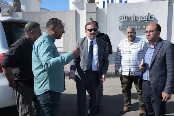 محافظ بورسعيد يتابع أعمال التشجير وزراعة الجزيرة الوسطى بشارع 23 يوليو أمام الجبانات