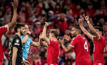 دوري أبطال أوروبا.. الحكم يرفض مطالبة لاعبي البايرن بالرجوع للفار