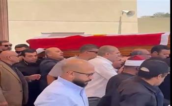 حاملا نعشه.. إيهاب توفيق يودع هاني شاكر إلى مثواة الأخير
