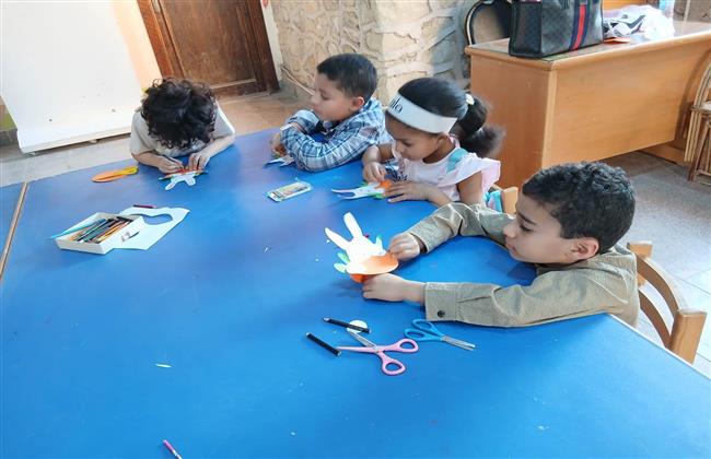 ورشة «التشكيل بالورق» الملون بمكتبة الحديقة الخضراء الثقافية