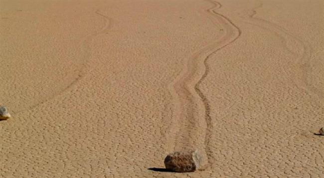 بعد 70 عامًا من الغموض.. حل لغز «الأحجار المتحركة» في وادي الموت