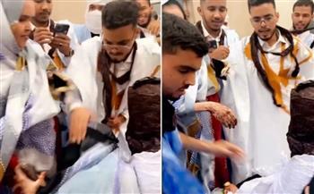 فيديو.. فتاة تحاول صعق عروسة بالكهرباء والعريس يتدخل