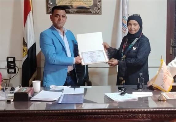 رئيس مدينة أرمنت يُكرم المميزين العاملين بالمدينة ومدرسة أرمنت الثانوية بنات 
