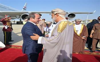 عقب زيارة أخوية.. سلطان عُمان يودع الرئيس السيسي بمطار مسقط
