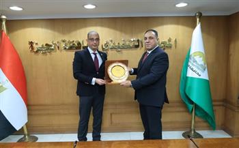محافظ الجيزة يكرم رئيس مركز ومدينة كرداسة والمشرف على إدارة التخطيط والتنمية العمرانية لبلوغهم السن القانوني