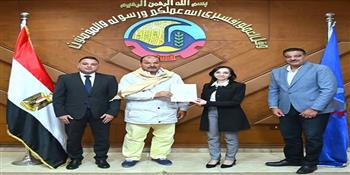 محافظ البحيرة تسلم عقود تقنين أوضاع اليد على أراضي أملاك الدولة وفقاً للقانون رقم ١٦٨ لسنة ٢٠٢٥