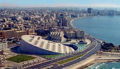 الإسكندرية تتزين استعدادا لاستقبال الرئيس الفرنسي في أول زيارة لعروس البحر