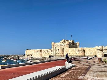 الأعلام الفرنسية تتصدر الكورنيش.. «الإسكندرية تتزين استعدادا لاستقبال الرئيس الفرنسي في أول زيارة لعروس البحر