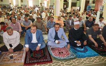 محافظ سوهاج يلتقي المواطنين عقب صلاة الجمعة بمسجد الشرطة للاستماع لمطالبهم