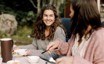 للأمهات..7 أنشطة مشتركة لتعزيز علاقتك بابنتك  في سن المراهقة