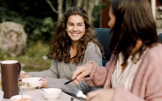 للأمهات..7 أنشطة مشتركة لتعزيز علاقتك بابنتك  في سن المراهقة