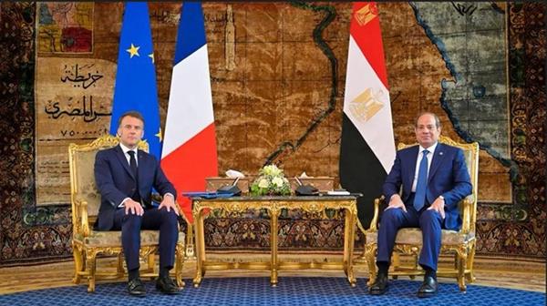 ماكرون في القاهرة.. حوار سياسي معمق وتعزيز للشراكة الاستراتيجية بين مصر وفرنسا 