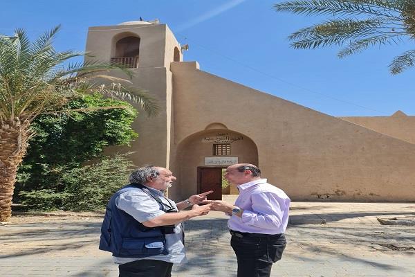 مُترجم «عمارة الفقراء» إلى البرتغالية يزور قرية القرنة لأول مرة