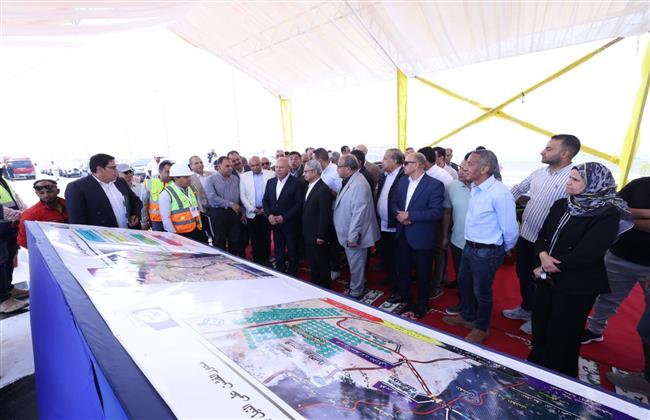 وزير النقل يشهد التشغيل التجريبي لمحوري الفشن وديروط بصعيد مصر