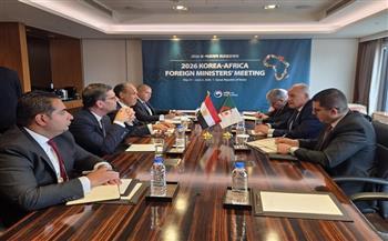 وزير الخارجية يلتقي نظيره الجزائري لبحث سبل تعزيز التعاون الثنائي والتطورات الإقليمية