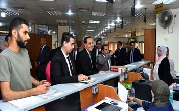 رئيس هيئة الاستثمار يواصل جولاته الميدانية ويتفقد مركز خدمات المستثمرين بمدينة العاشر من رمضان