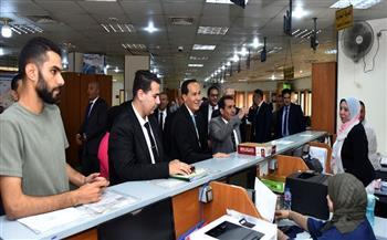رئيس هيئة الاستثمار يواصل جولاته الميدانية ويتفقد مركز خدمات المستثمرين بمدينة العاشر من رمضان