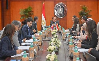  وزير الاستثمار يلتقي السفير البريطاني لتعزيز الشراكة الاقتصادية وتعميق التعاون الاستثماري والتجاري