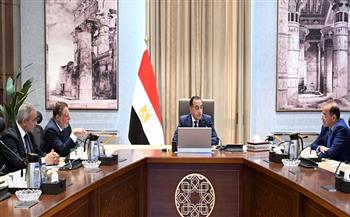 رئيس الوزراء يجتمع مع محافظ البنك المركزي ووزير المالية لاستعراض عددٍ من الملفات ذات الصلة بالشأن الاقتصادي