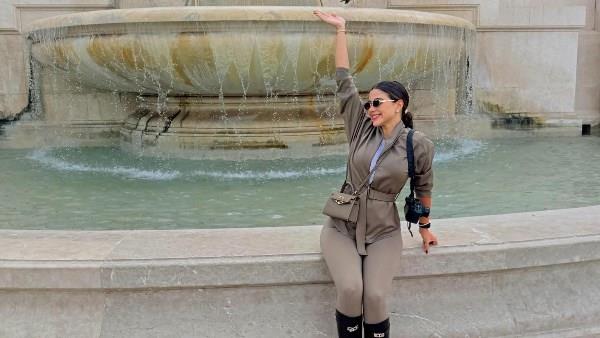 يارا السكري تخطف الأنظار بإطلالة كاجوال  