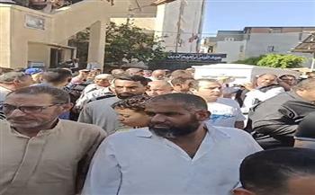 أهالي البحيرة يتوافدون لتشييع جثمان الفنان الراحل عبدالعزيز مخيون من مسقط رأسه بأبوحمص