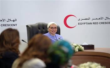 السيدة انتصار السيسي تلتقي متطوعي الهلال الأحمر وتثمن جهودهم الإنسانية