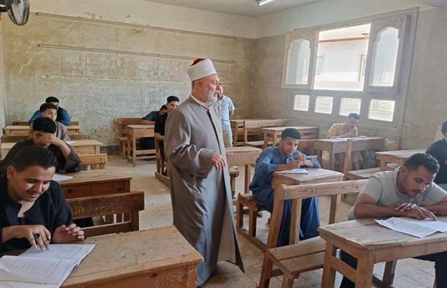 طلاب القسم الأدبي بسوهاج الأزهرية يختتمون امتحانات الأسبوع الأول بمادة «التوحيد»