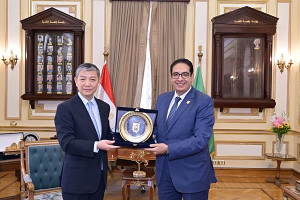 رئيس جامعة القاهرة يبحث مع السفير الصيني بالقاهرة سبل تعزيز الشراكات الأكاديمية والبحثية