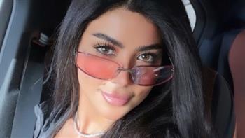 كارولين عزمي تخطف الأنظار بإطلالة أنيقة من داخل سيارتها