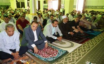 محافظ سوهاج يؤدي صلاة الجمعة بمسجد الشرطة بحي شرق 