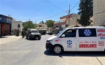 جرح 4 فلسطينيين وإغلاق طريق خلال اعتداءات للمستوطنين غرب رام الله