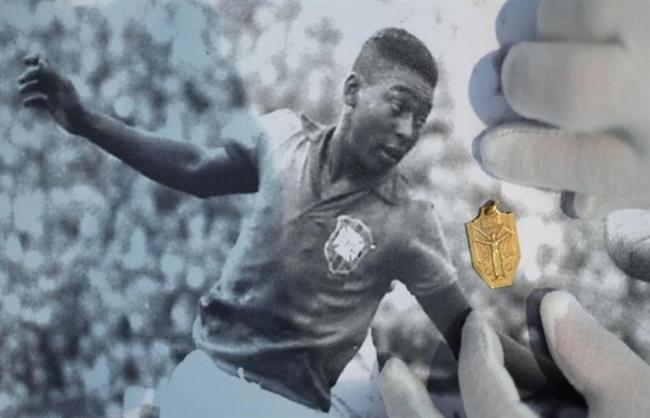 حكايات المونديال.. طرح ميدالية بيليه في كأس العالم 1958 بالسويد بمزاد عالمي  