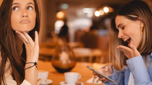علامات صامتة تكشف انتهاء الصداقة رغم استمرار التواصل اليومي