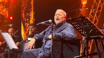 معجب يقتحم مسرح حفل جورج وسوف في فرنسا.. والفنان يتدخل لحمايته