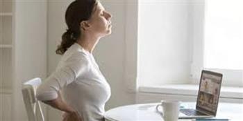 5 علامات تحذيرية تكشف تأثر عمودك الفقري نتيجة العمل من المنزل
